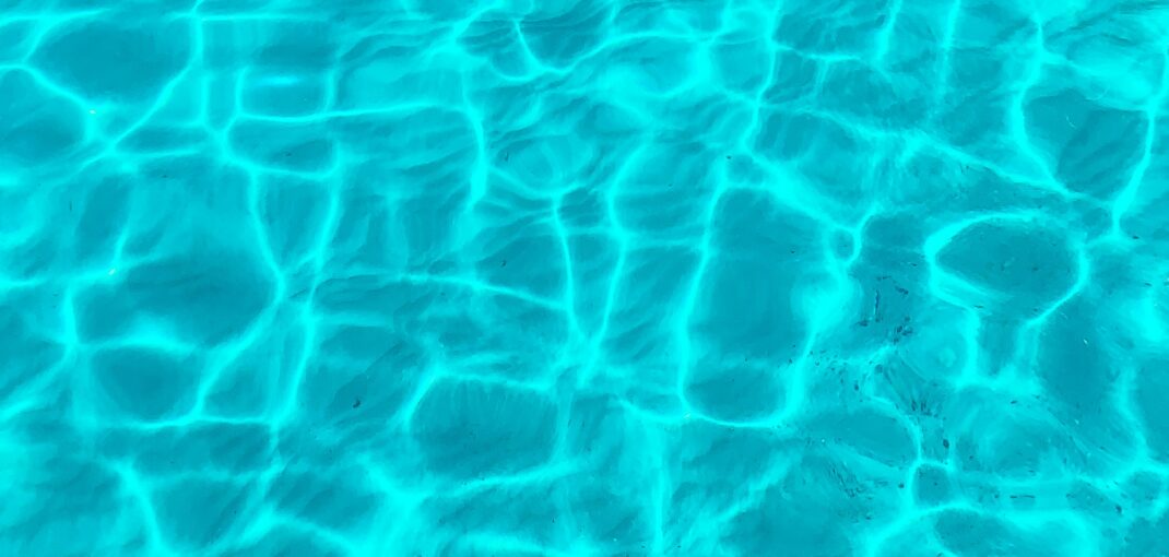 Křišťálově čistá voda v bazénu