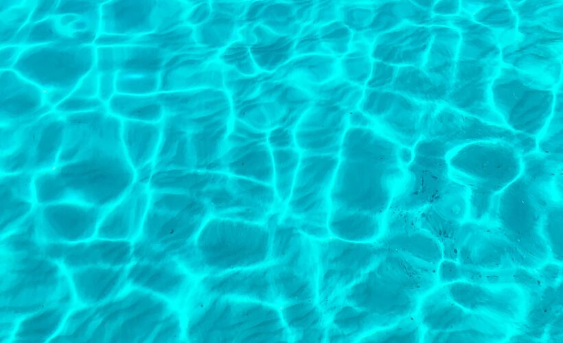 Křišťálově čistá voda v bazénu